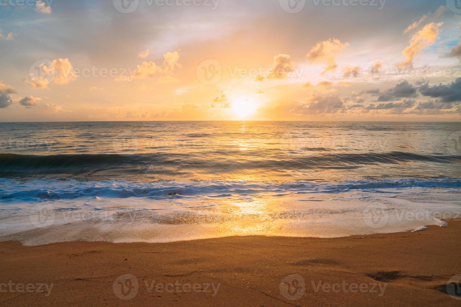 kalmerende zomer natuurlijke marine blauwe achtergrond. zee en lucht met witte wolken. zomervakantie concept foto