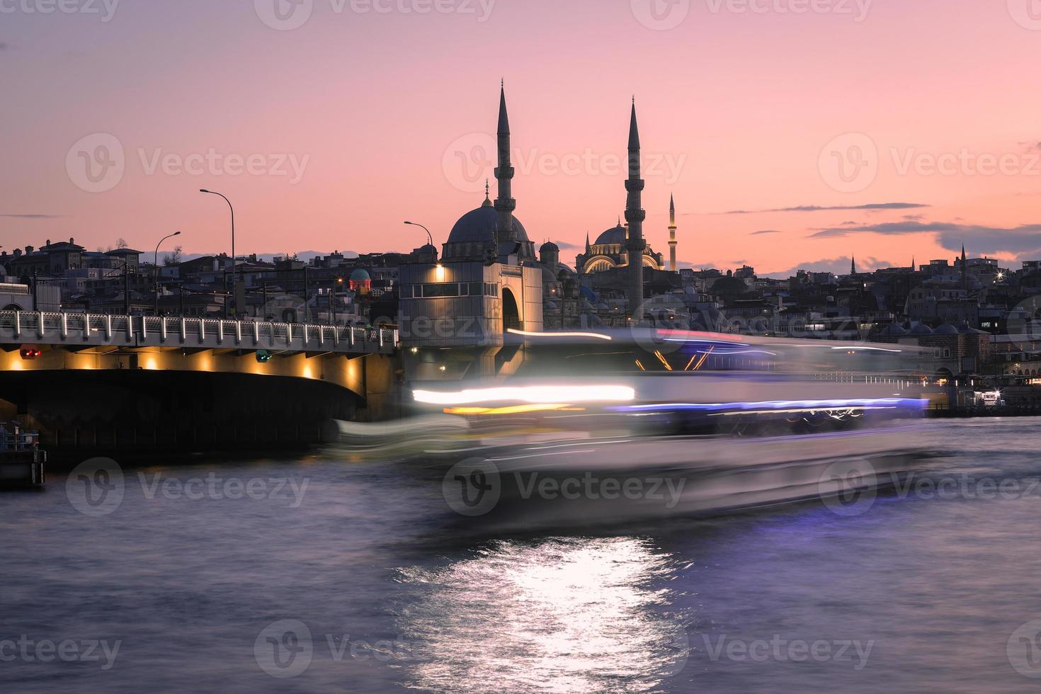 Galatabrug en Gouden Hoorn in Istanboel, Turkije foto