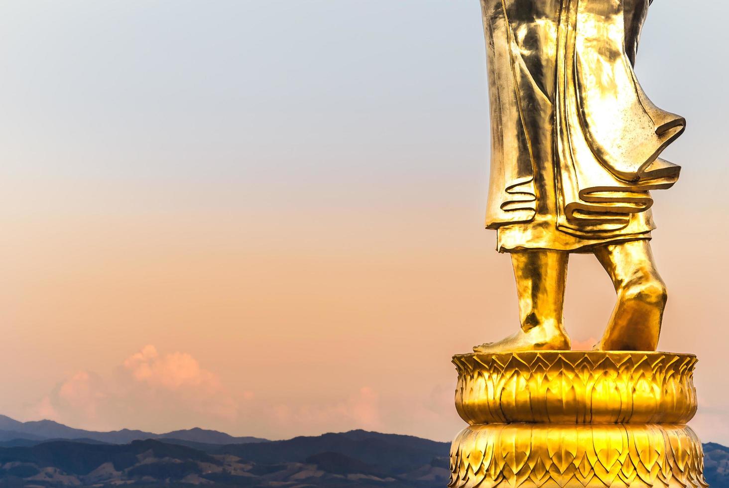 boeddhabeeld, het lagere deel, met bergachtergrond bij beroemd landteken wat phra that khao noi nan provincie noordelijk thailand foto