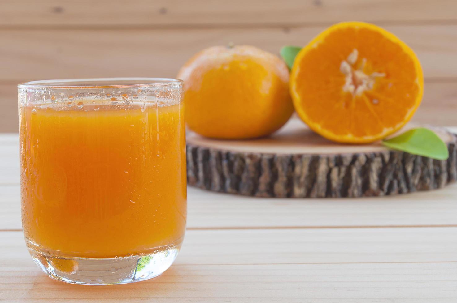 koude jus d'orange op houten tafel foto