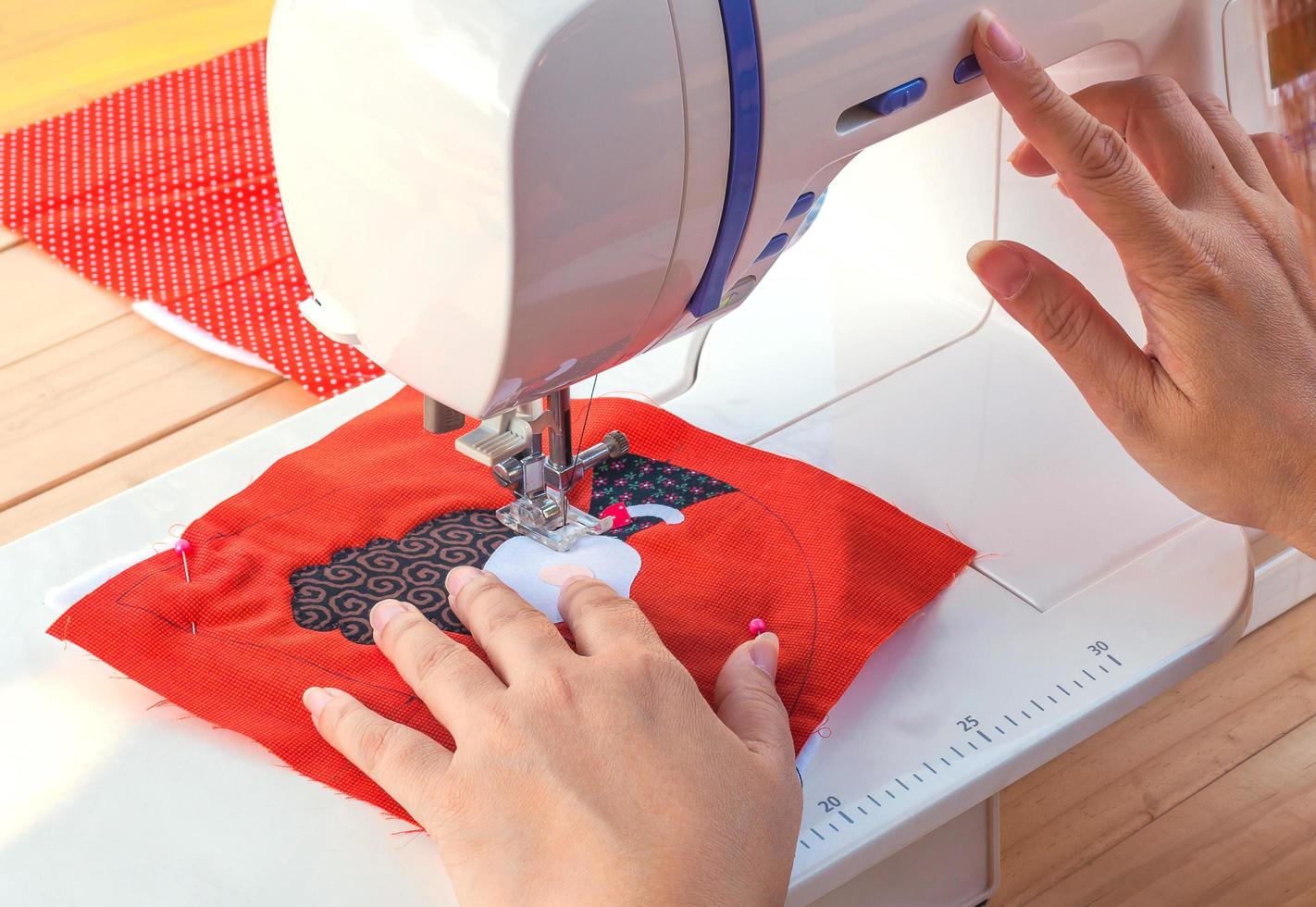 handen van de vrouw, doet haar patchwork met behulp van de naaimachine foto