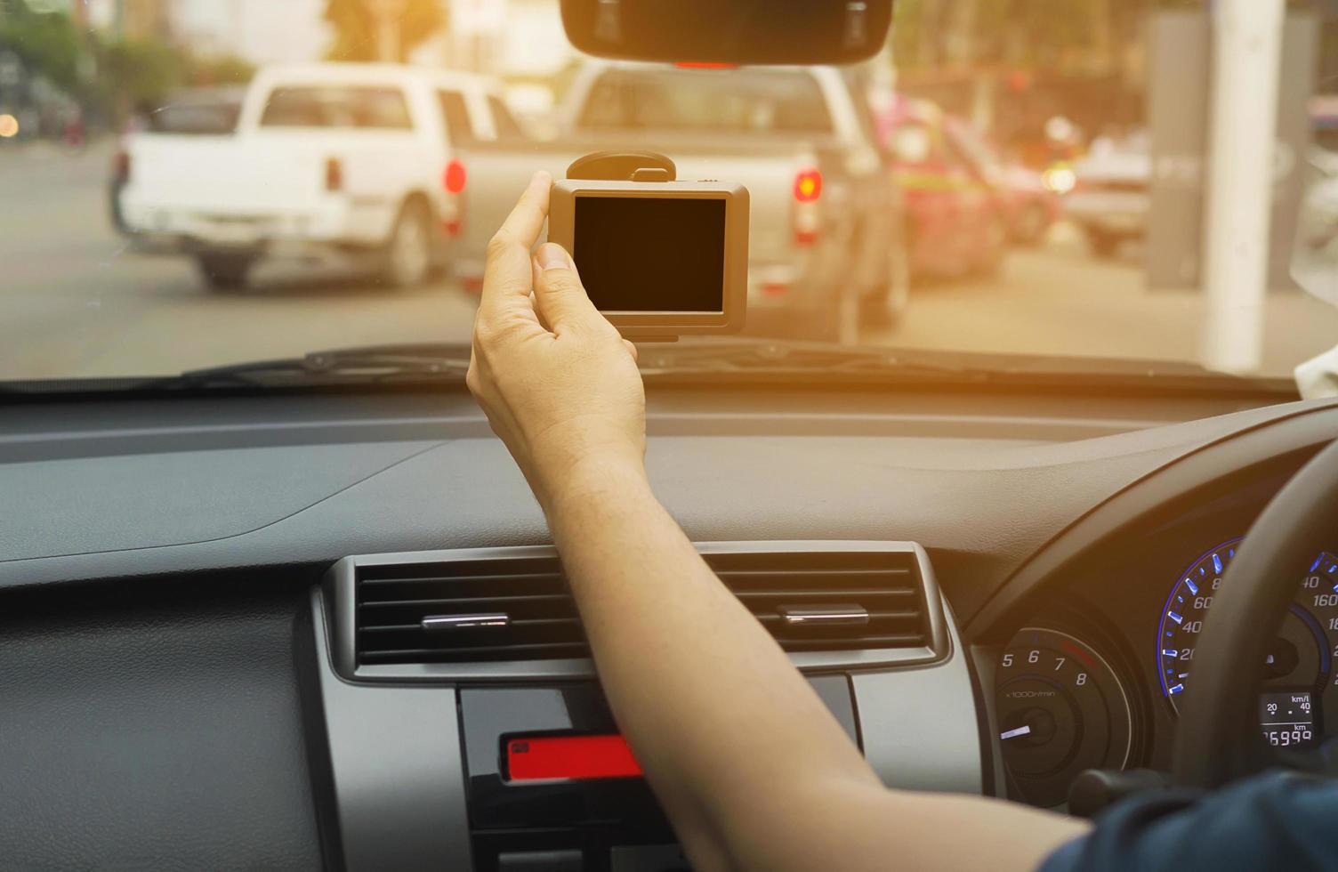 man die navigator gebruikt tijdens het besturen van een auto in de stedelijke verkeersweg foto