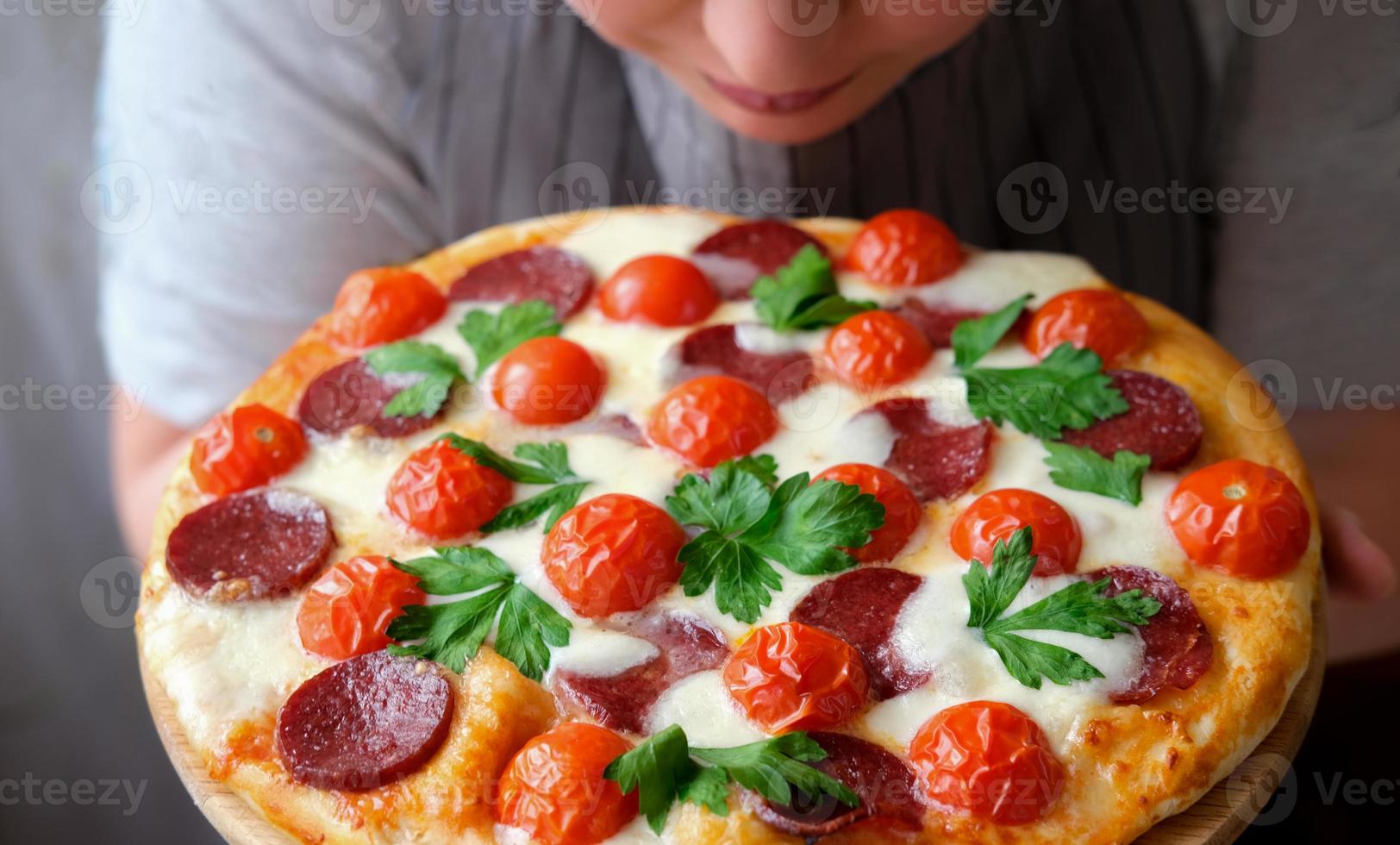 Italiaans pizzarestaurantmenu. pepperoni pizza met mozzarella kaas, salami, cherrytomaatjes en koriander. foto
