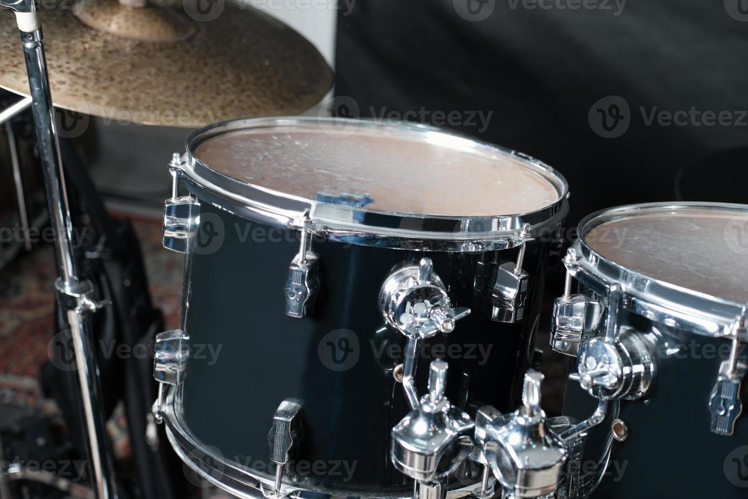 modern drumstel in een oefenruimte. muziekapparatuur voor podium- en studioprestaties. zwart drumstel foto