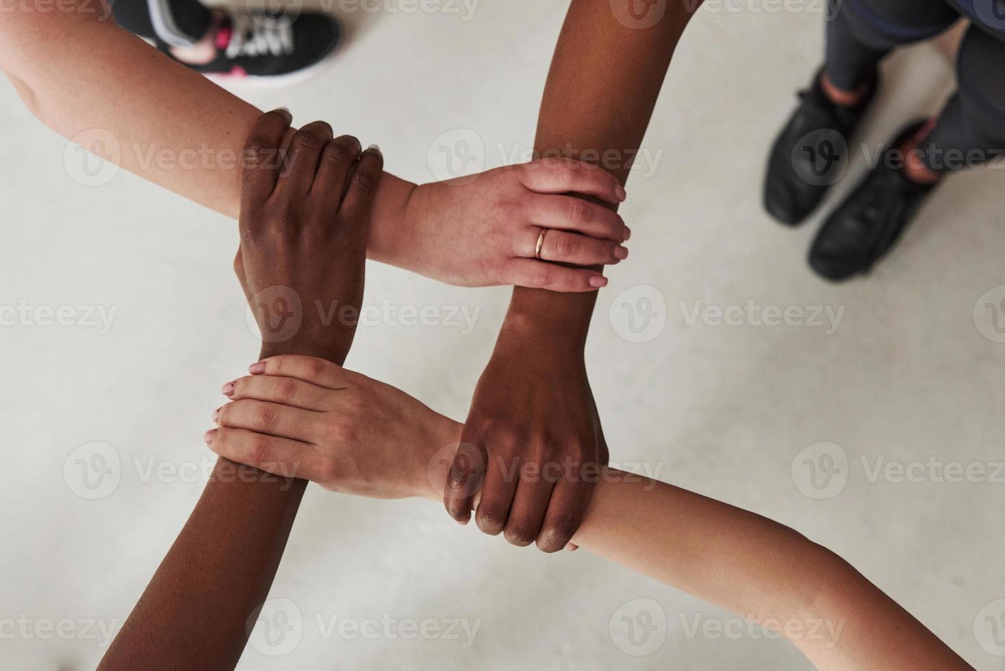 bovenaanzicht van de handen van vrouwen houdt elkaar vast. conceptie van succes foto