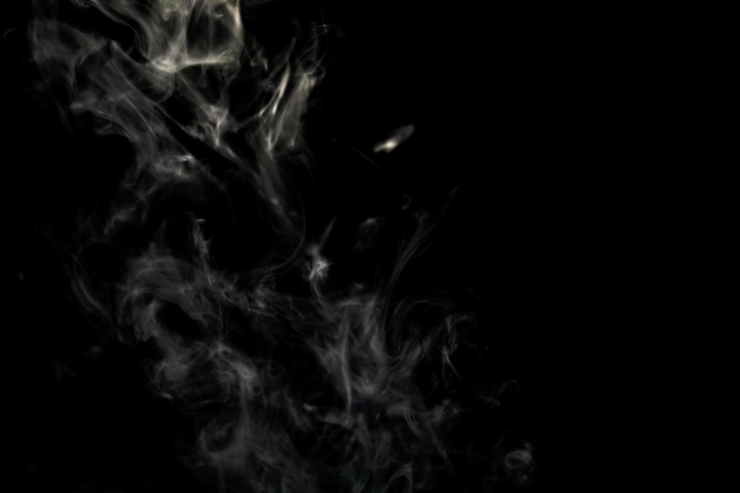 abstract poeder of rookeffect geïsoleerd op zwarte achtergrond, onscherp foto