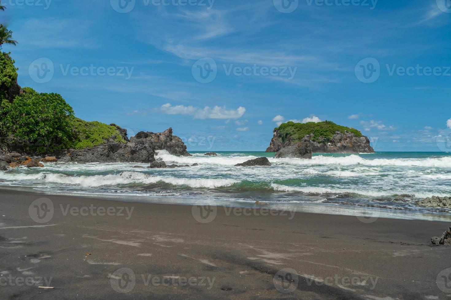 natuurlijk uitzicht op de kust in Indonesië bij zonnig weer. karang tawulan strandtoerisme in indonesië foto