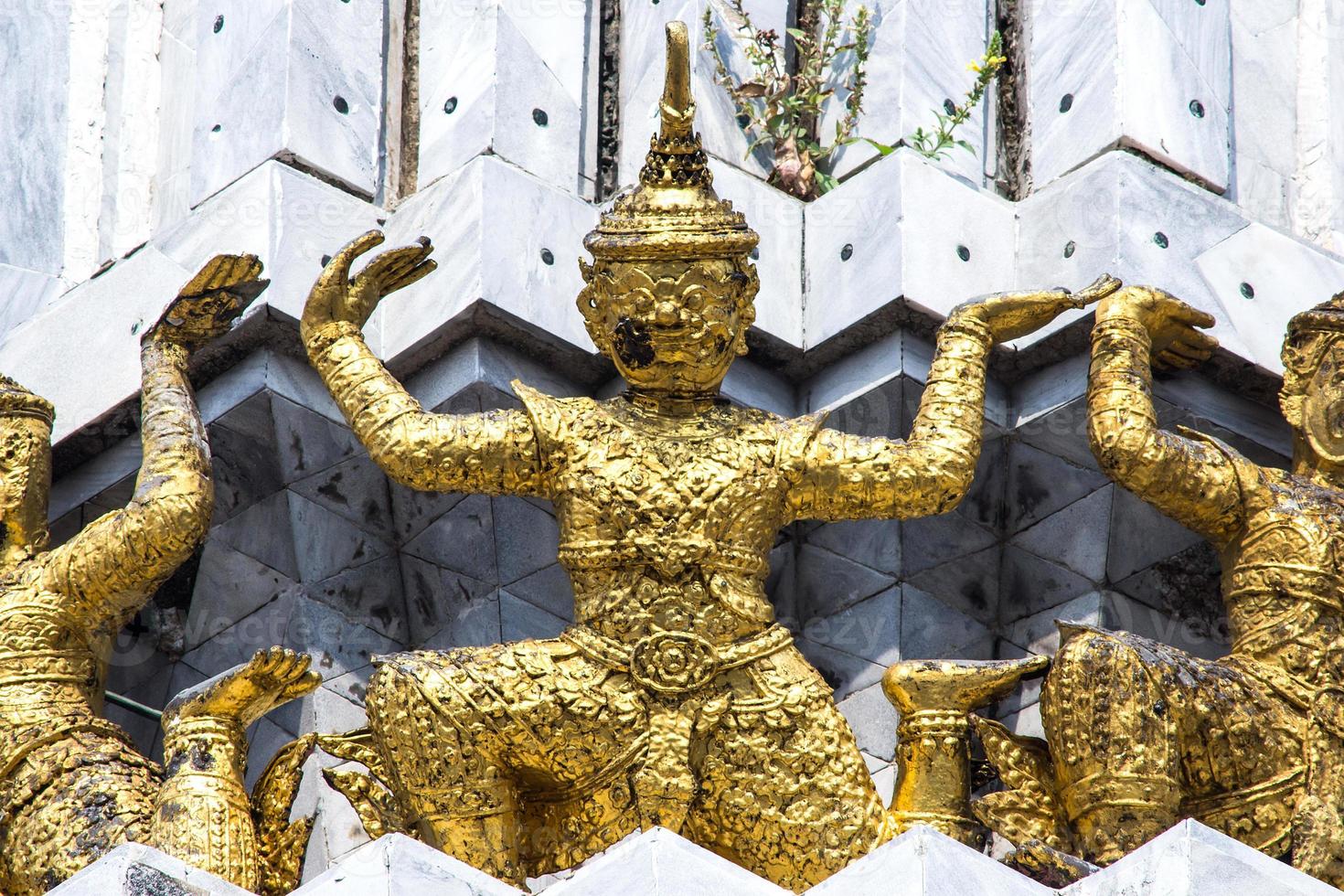 standbeelden in wat po in thailand foto