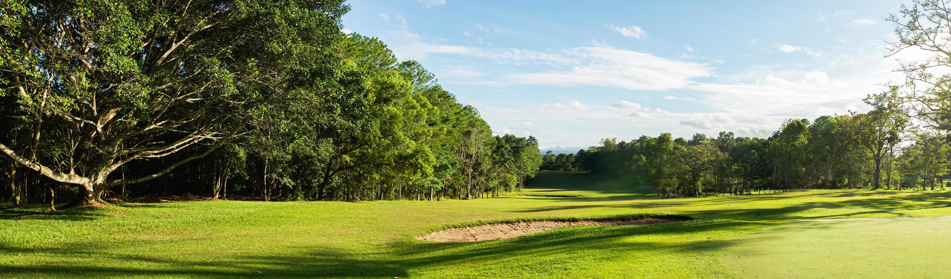 panorama landschap golf crouse met zonlicht foto