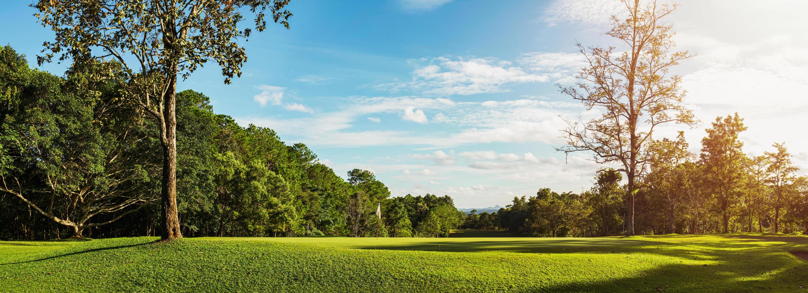 panorama landschap golf crouse met zonlicht foto