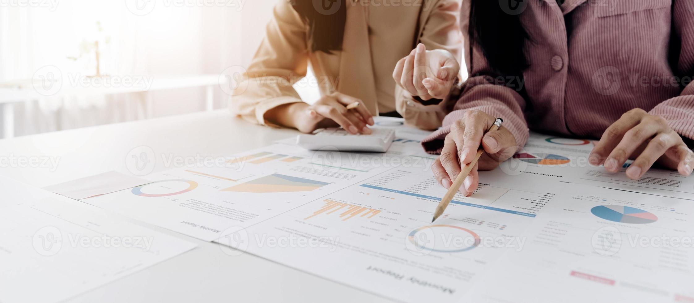 business team dat inkomensgrafieken en grafieken analyseert met moderne laptopcomputer. close up.business analyse en strategie concept. foto