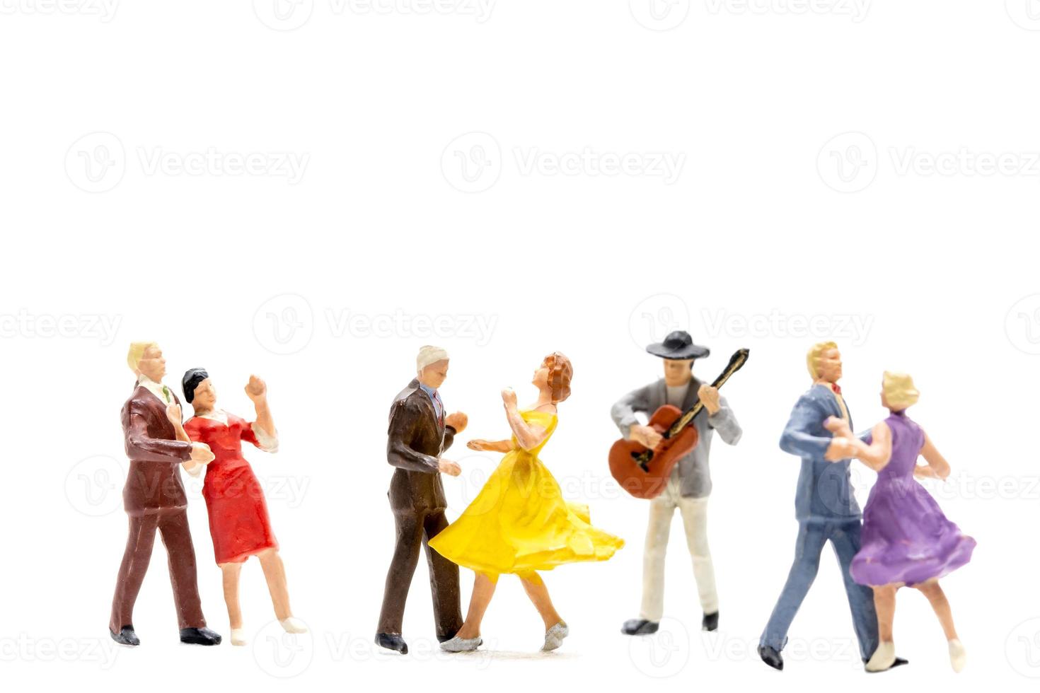 miniatuur mensen paar dansen met een gitarist die gitaar speelt foto