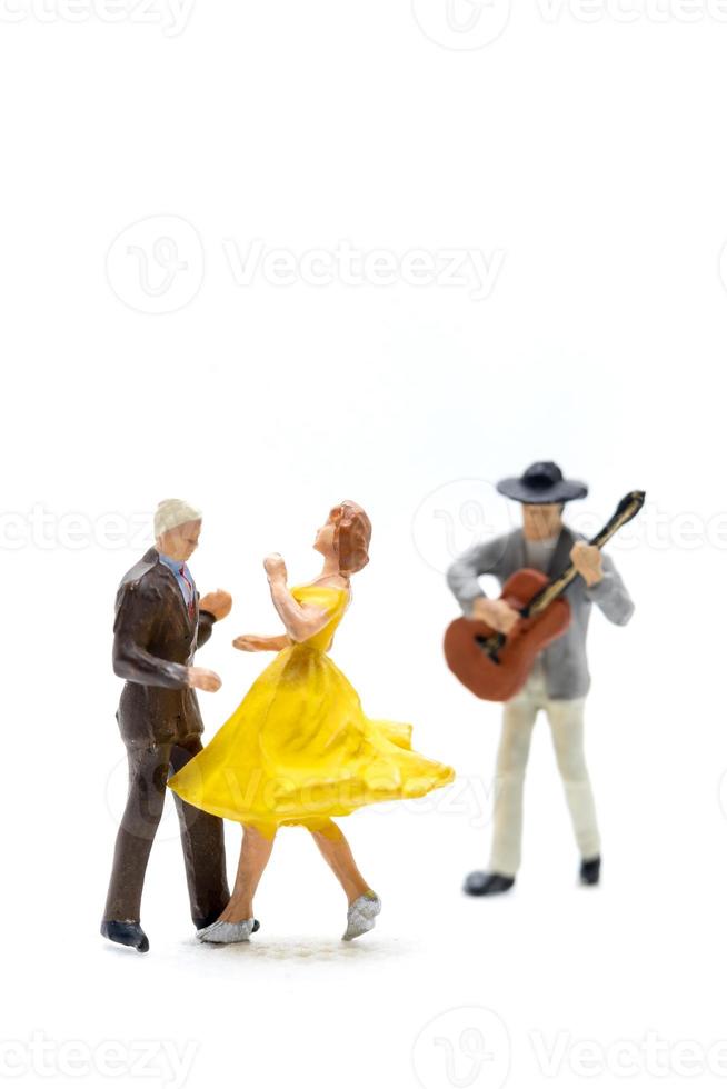 miniatuur mensen paar dansen met een gitarist die gitaar speelt foto