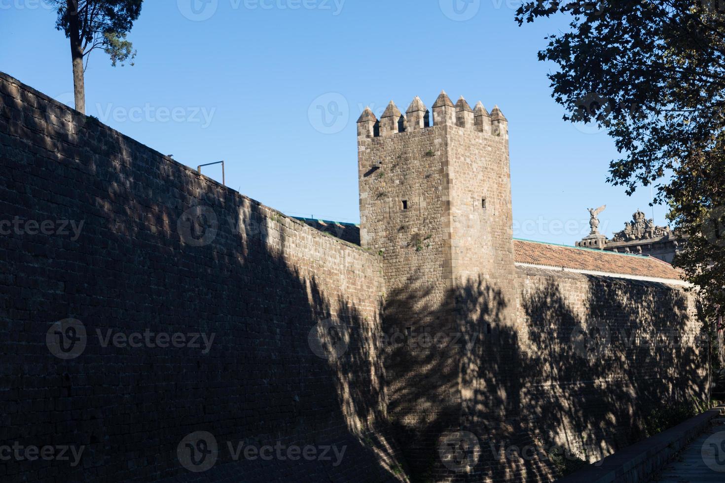 oude muur en toren van de stad Barcelona foto