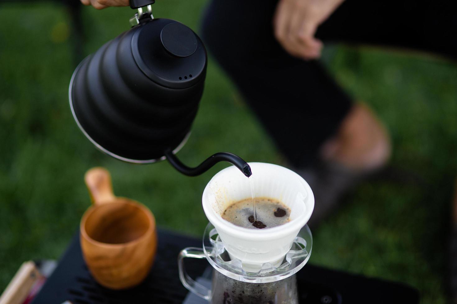 professionele barista die koffiezetapparaat en druppelketel klaarmaakt. alternatieve manieren om koffie te zetten. foto