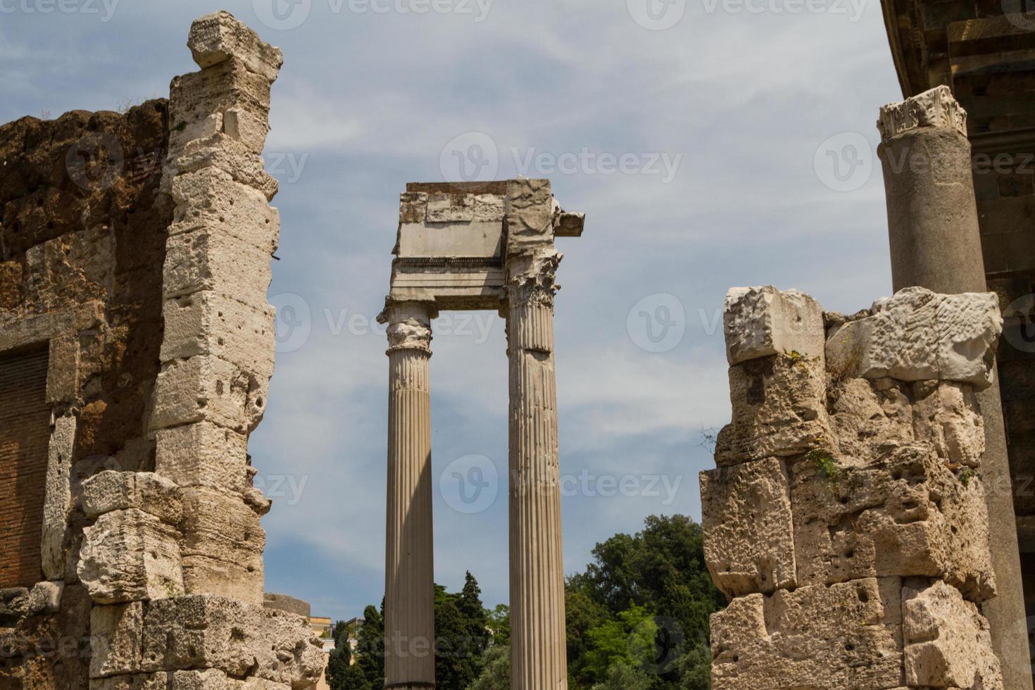 ruïnes door teatro di marcello, rome - italië foto