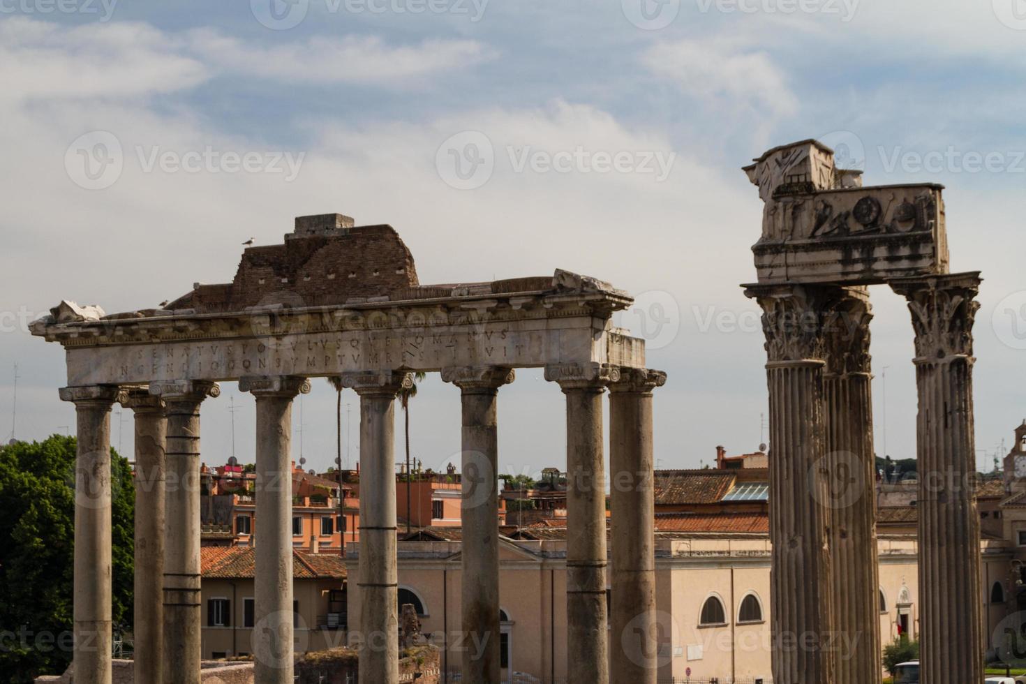 het bouwen van ruïnes en oude zuilen in rome, italië foto