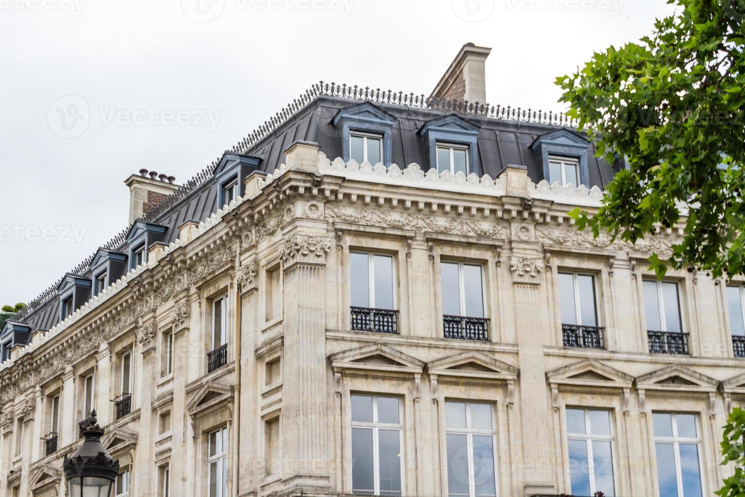 uitzicht op de boog van triomfcarrousel en de tuin van tuileries, parijs, frankrijk foto
