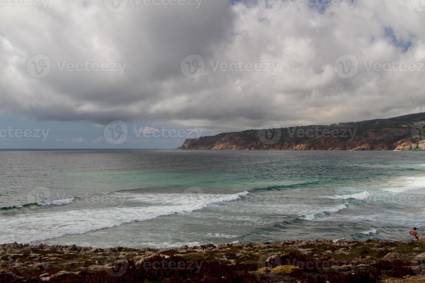 de golven die vechten om de verlaten rotskust van de Atlantische Oceaan, portugal foto