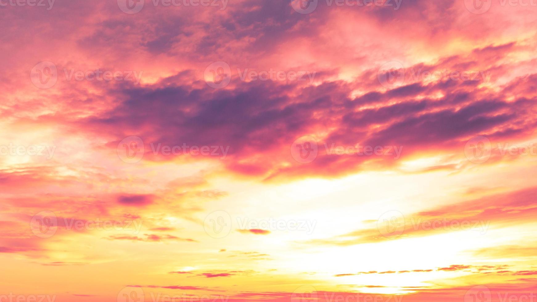 kleurrijke avondrood met wolken foto