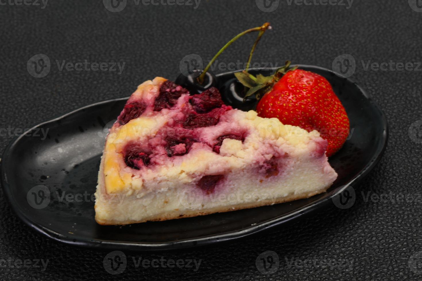 cheesecake met kers geserveerd aardbei foto