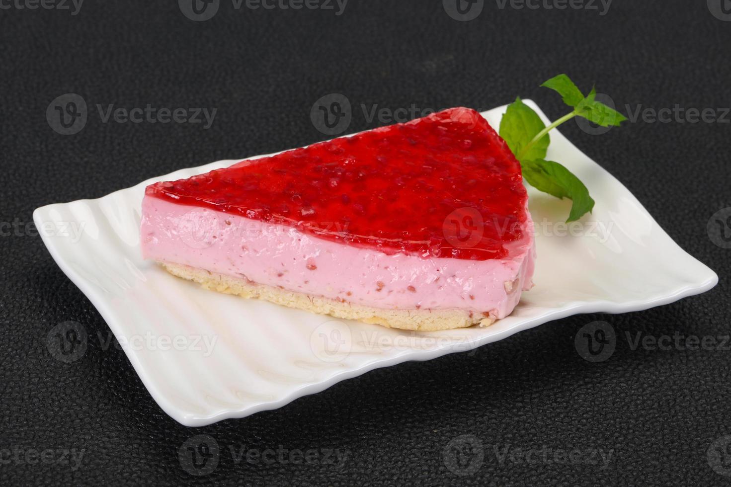 zachte frambozen cheesecake geserveerd met munt foto