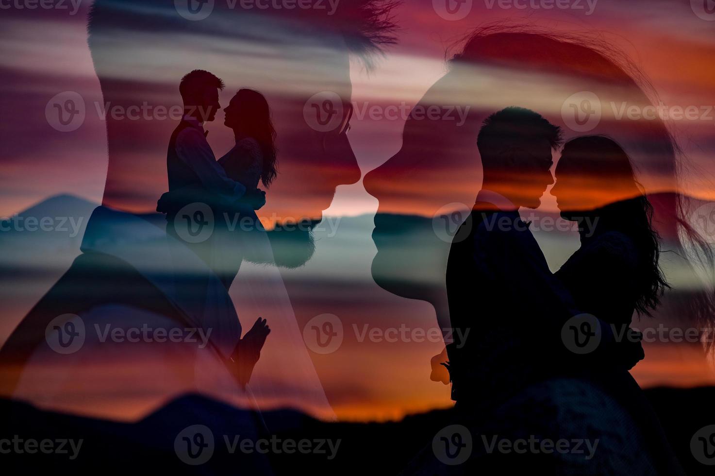 gelukkige stijlvolle bruid en bruidegom rennen en plezier hebben in de bergen op zonnige zomerdag foto