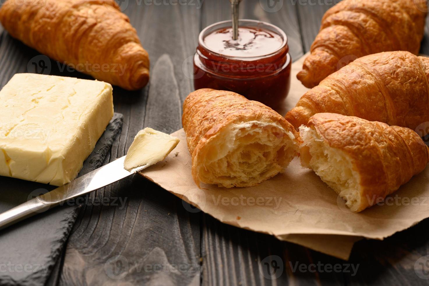 verse croissants op een houten achtergrond. foto