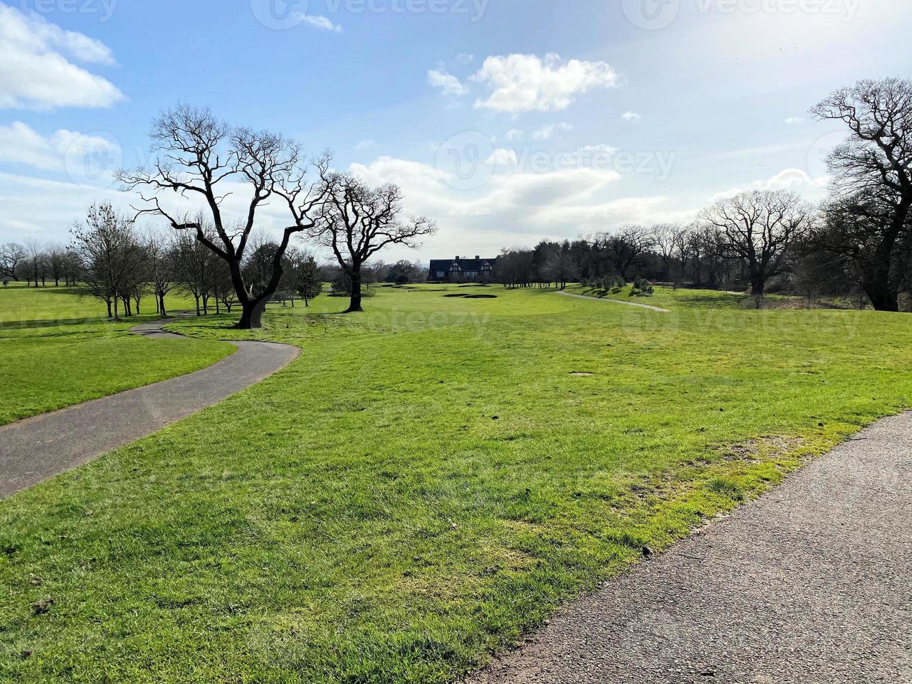 uitzicht op het platteland van cheshire bij carden park foto