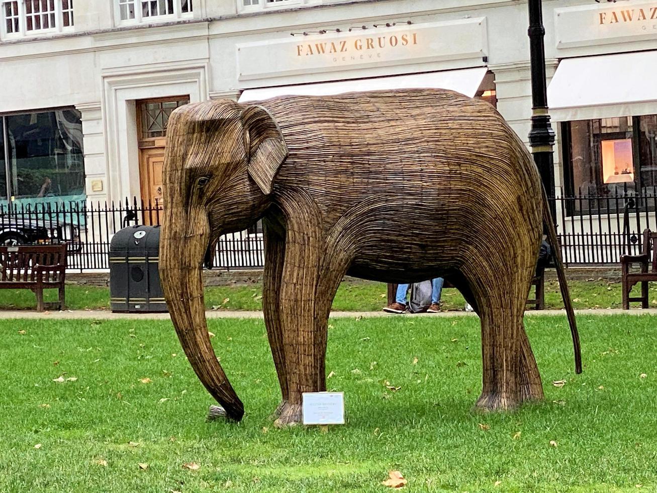 londen in het Verenigd Koninkrijk in juli 2021. een weergave van enkele houten olifanten in een park in londen foto