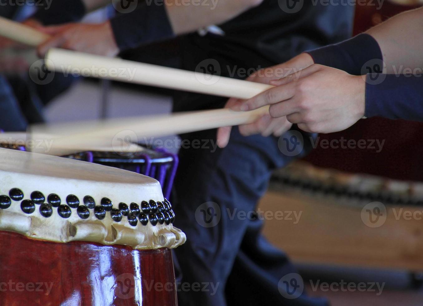 Japanse artiesten en traditionele taiko-drums foto