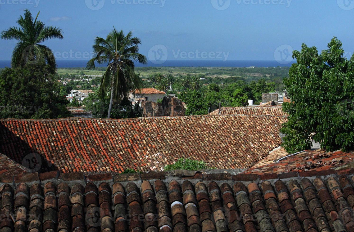 uitzicht over daken in trinidad, cuba foto