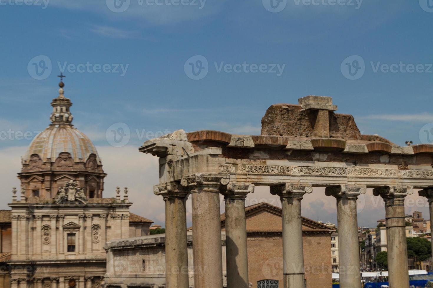 het bouwen van ruïnes en oude zuilen in rome, italië foto