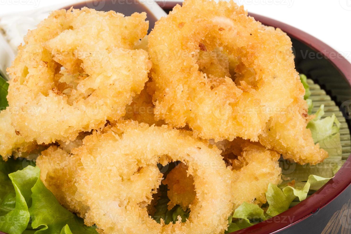 diep beslag gefrituurde inktvisringen calamares met groene salade foto