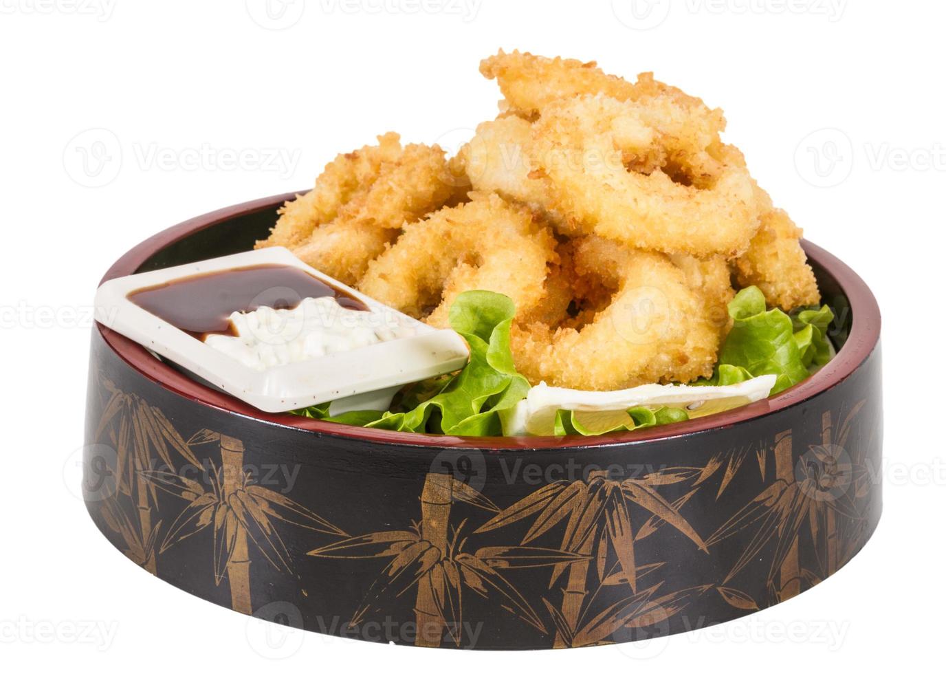 diep beslag gefrituurde inktvisringen calamares met groene salade foto