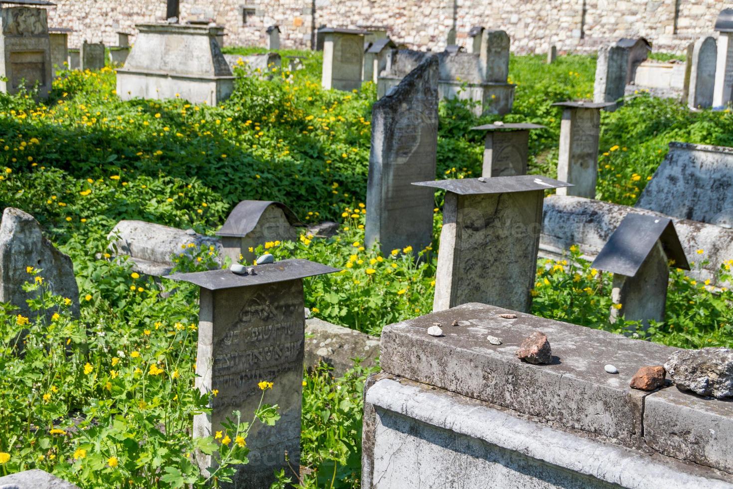 de remuh-begraafplaats in krakau, polen, is een joodse begraafplaats die in 1535 is opgericht. het ligt naast de remuh-synagoge foto