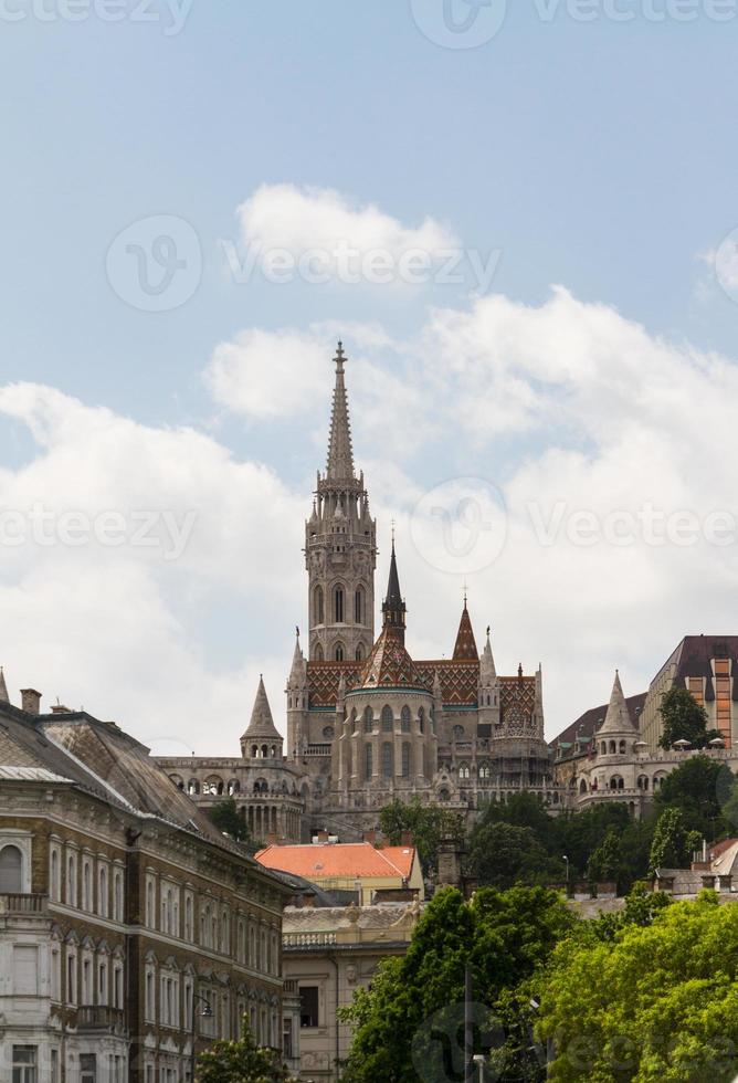 typische gebouwen 19e eeuw in de burchtwijk van buda in budapest foto