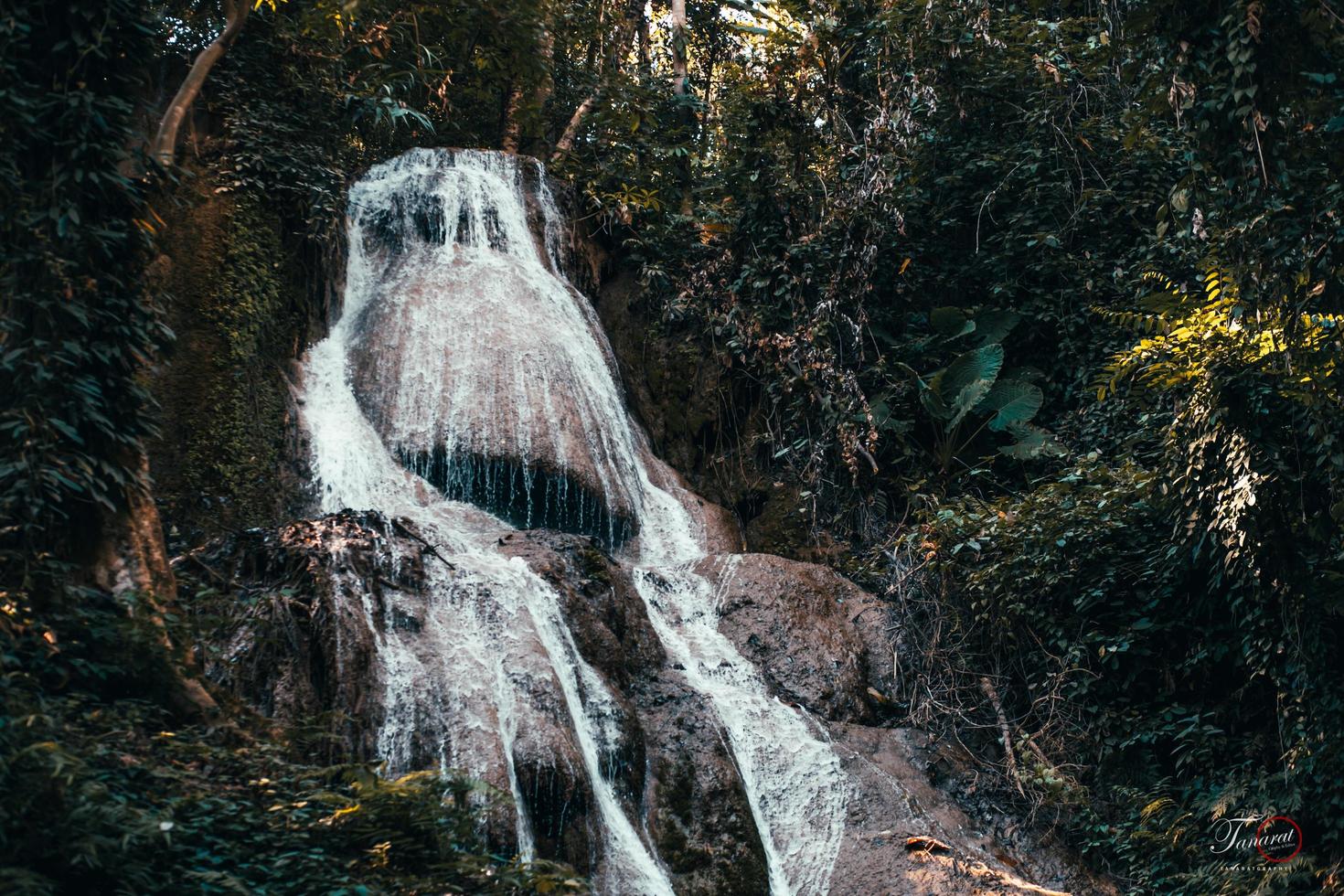 waterval in thailand. waterval in de bergen. prachtige waterval foto