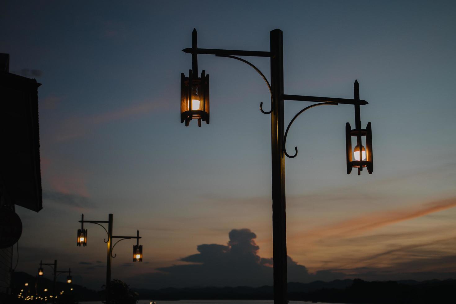 vintage oude lamp in de schemering, zonsonderganglamp, blauwe lucht foto