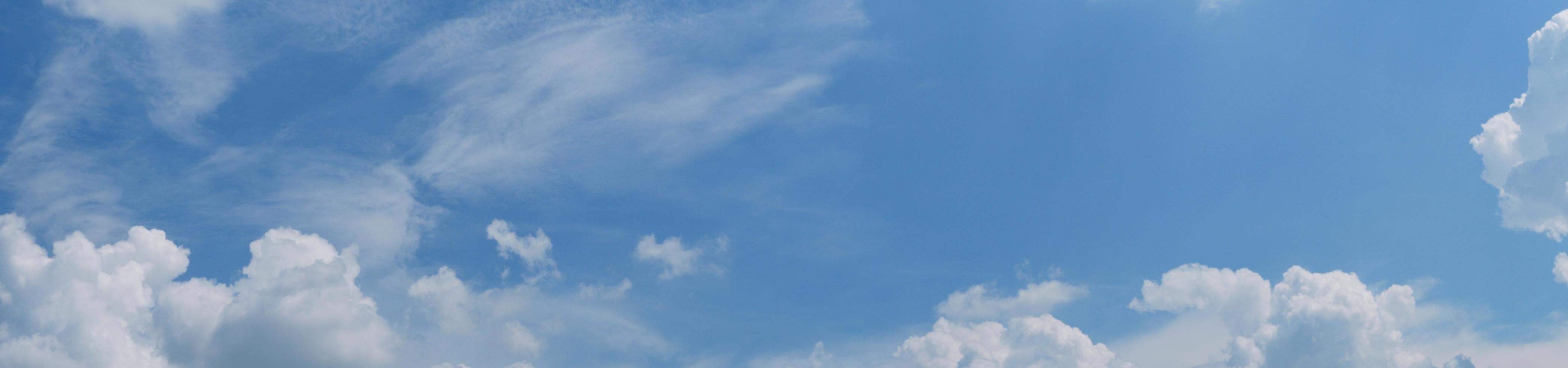 panoramabeeld heldere hemel witte wolken. foto