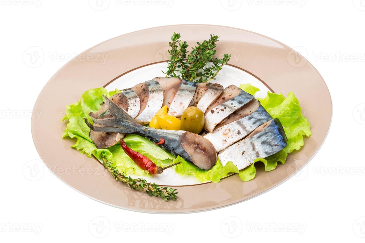 makreelvis, gesneden op een bord met sla foto