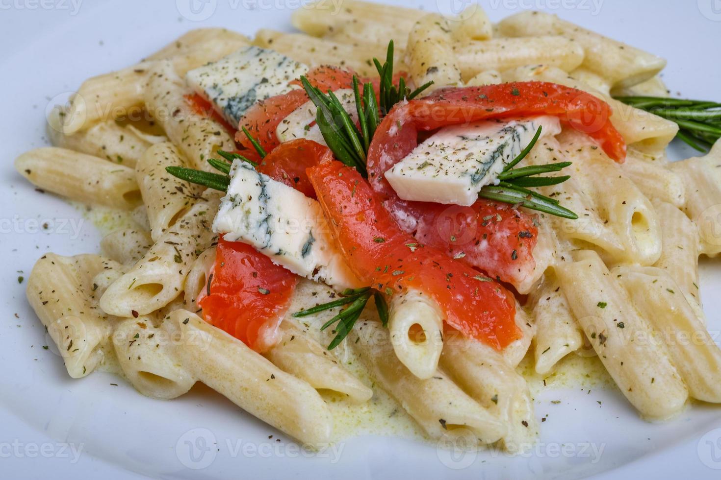 penne met zalm foto