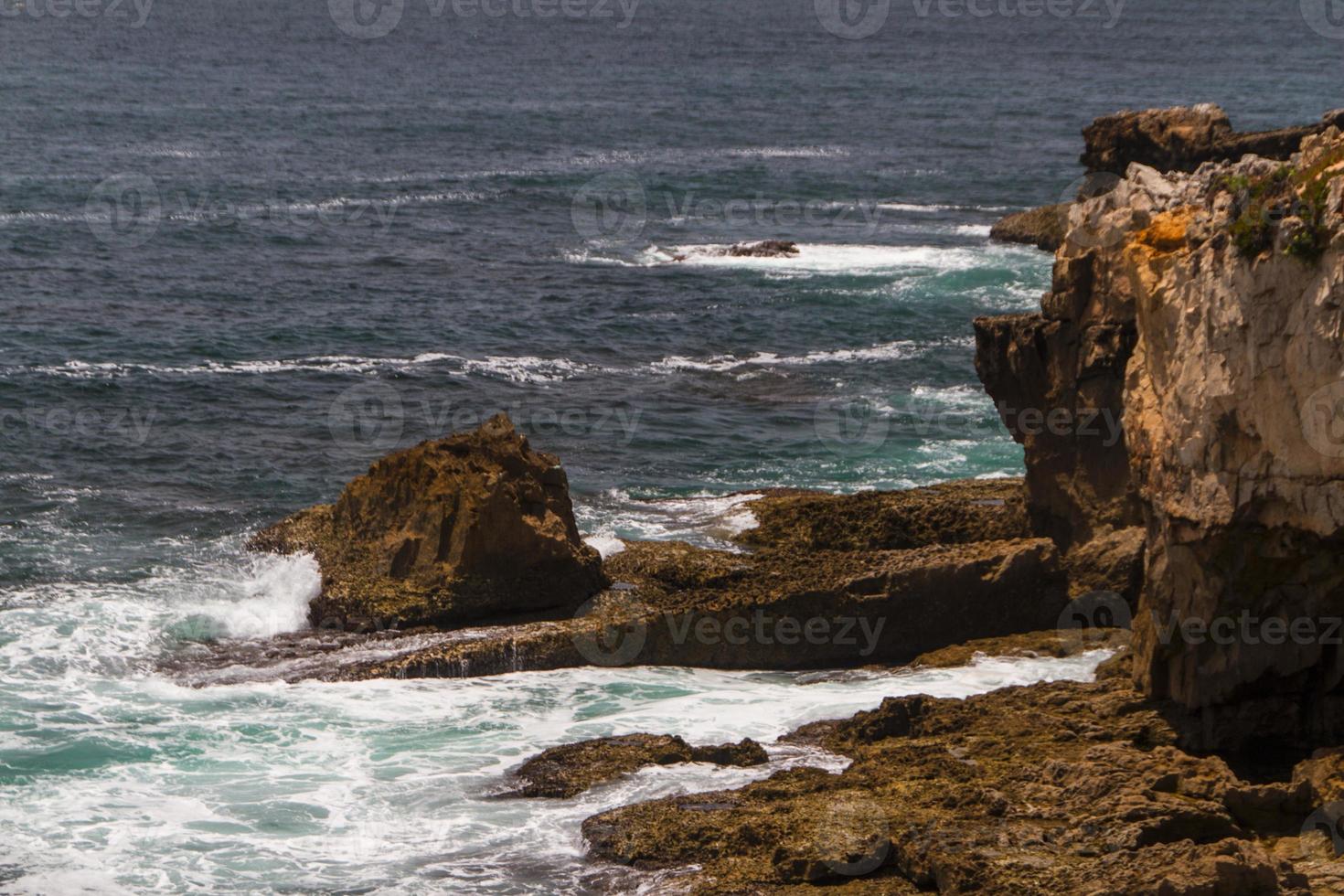 de golven die vechten om de verlaten rotskust van de Atlantische Oceaan, portugal foto