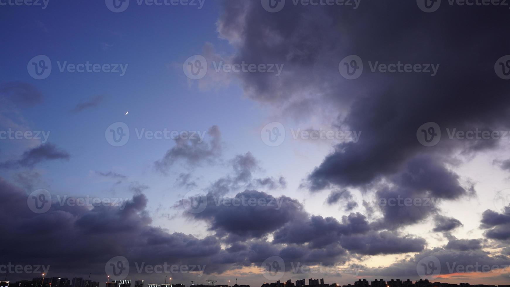 het panoramische uitzicht op de zonsonderganghemel met de kleurrijke wolken in de lucht foto