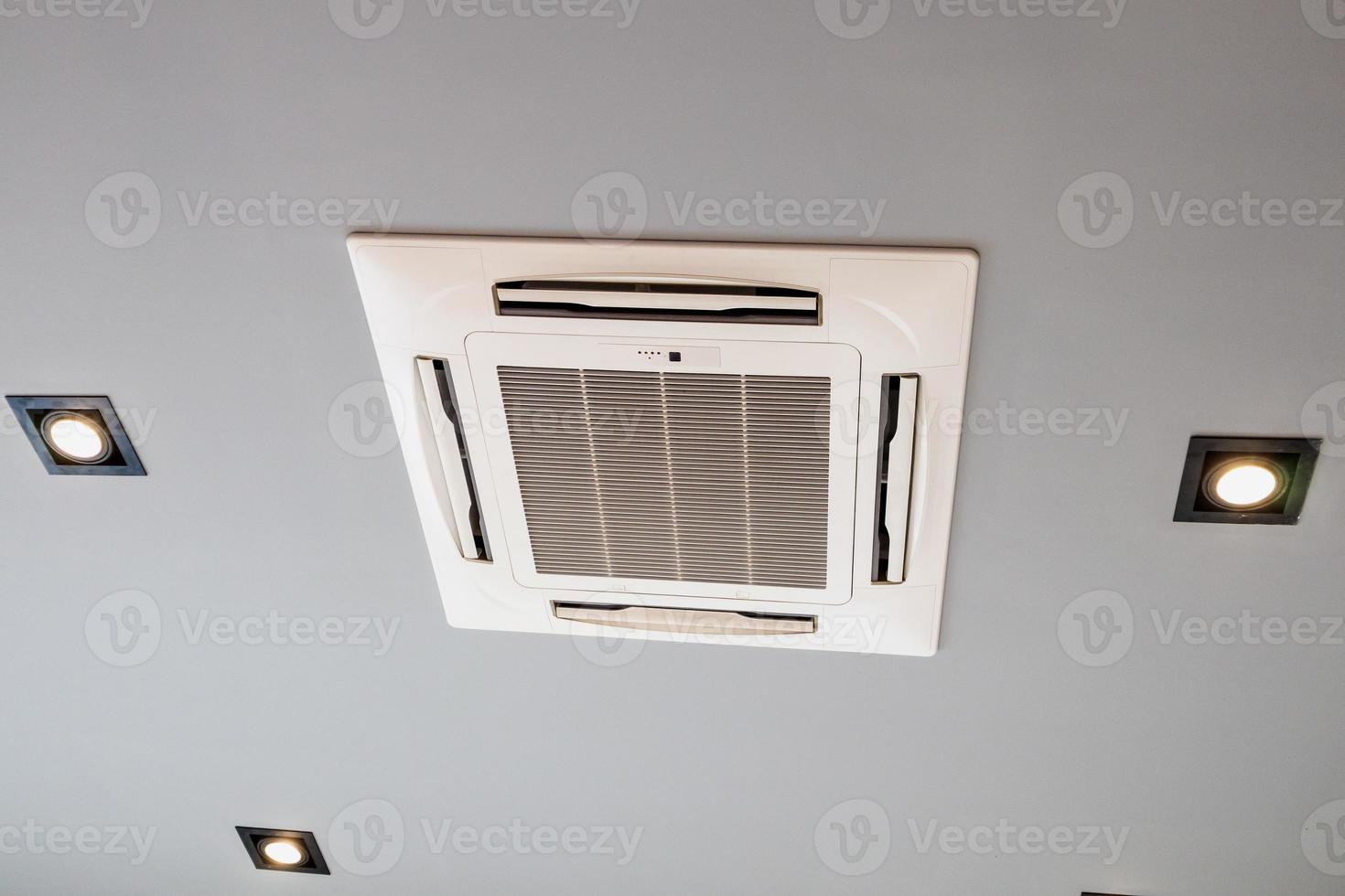 plafond gemonteerd cassette type airconditioning systeem foto