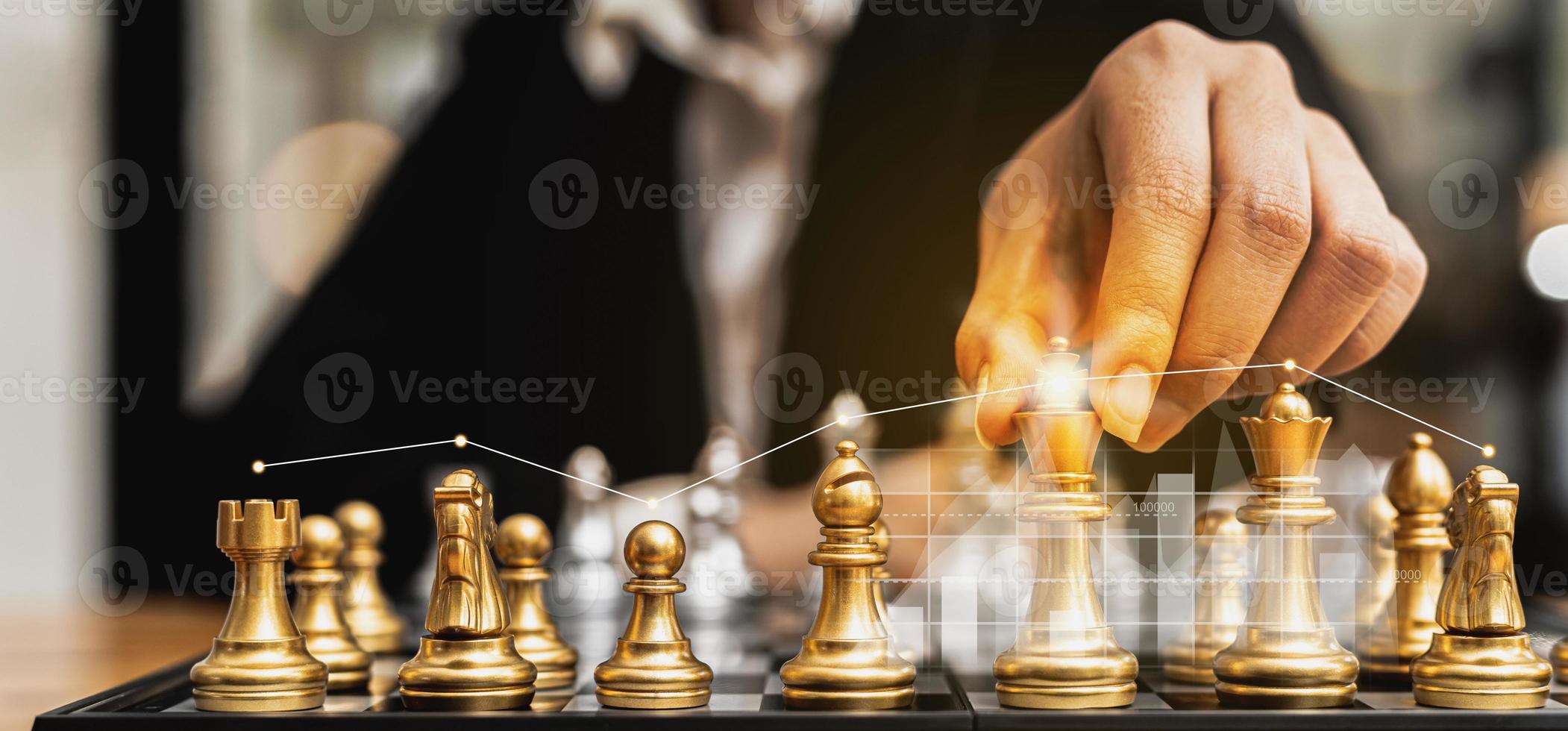 persoon die gouden schaakstukken vasthoudt om een spel te spelen, conceptueel beeld van zakenman die schaakbord speelt in vergelijking met het beheren van een bedrijf op risico, grafiekafbeeldingen die financiële stromen tonen. foto