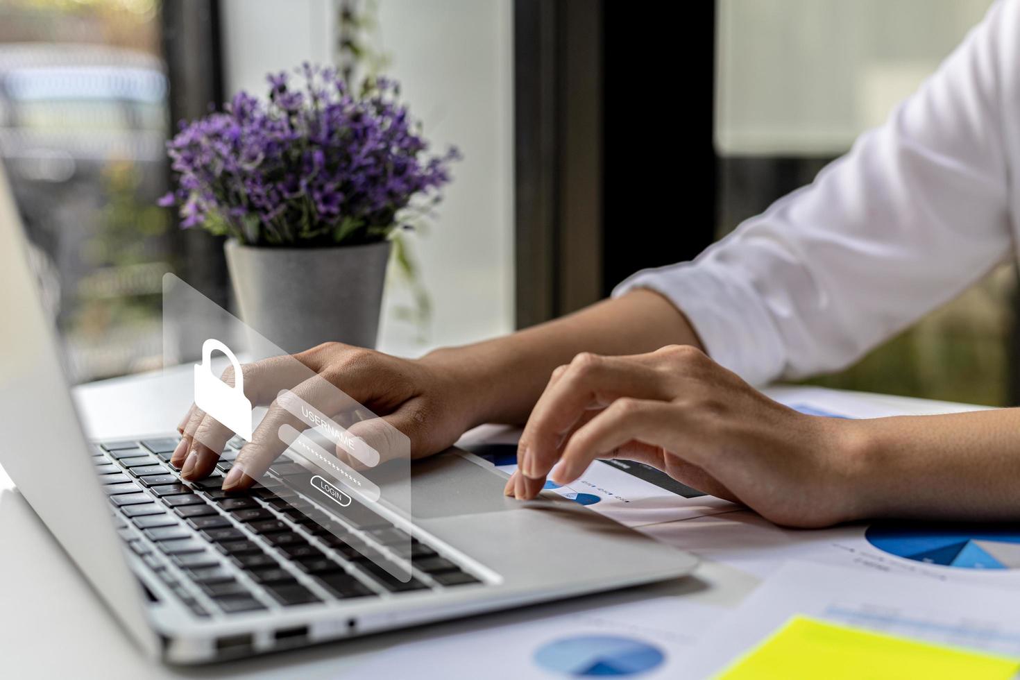 een persoon typt op het toetsenbord van een laptop en toont een holograminterface voor de login van een lid, een zakenman krijgt toegang tot het lidmaatschapssysteem van het bedrijf, controleert de informatie van de partijen. foto