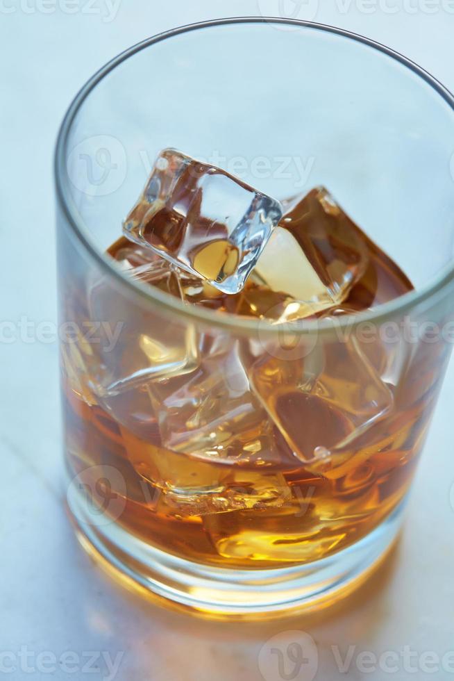 whisky met ijs op een tafel foto