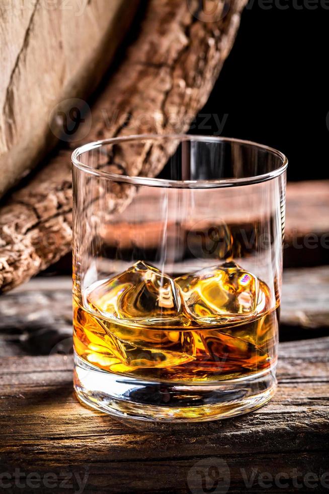 glas whisky en oud eiken vat foto