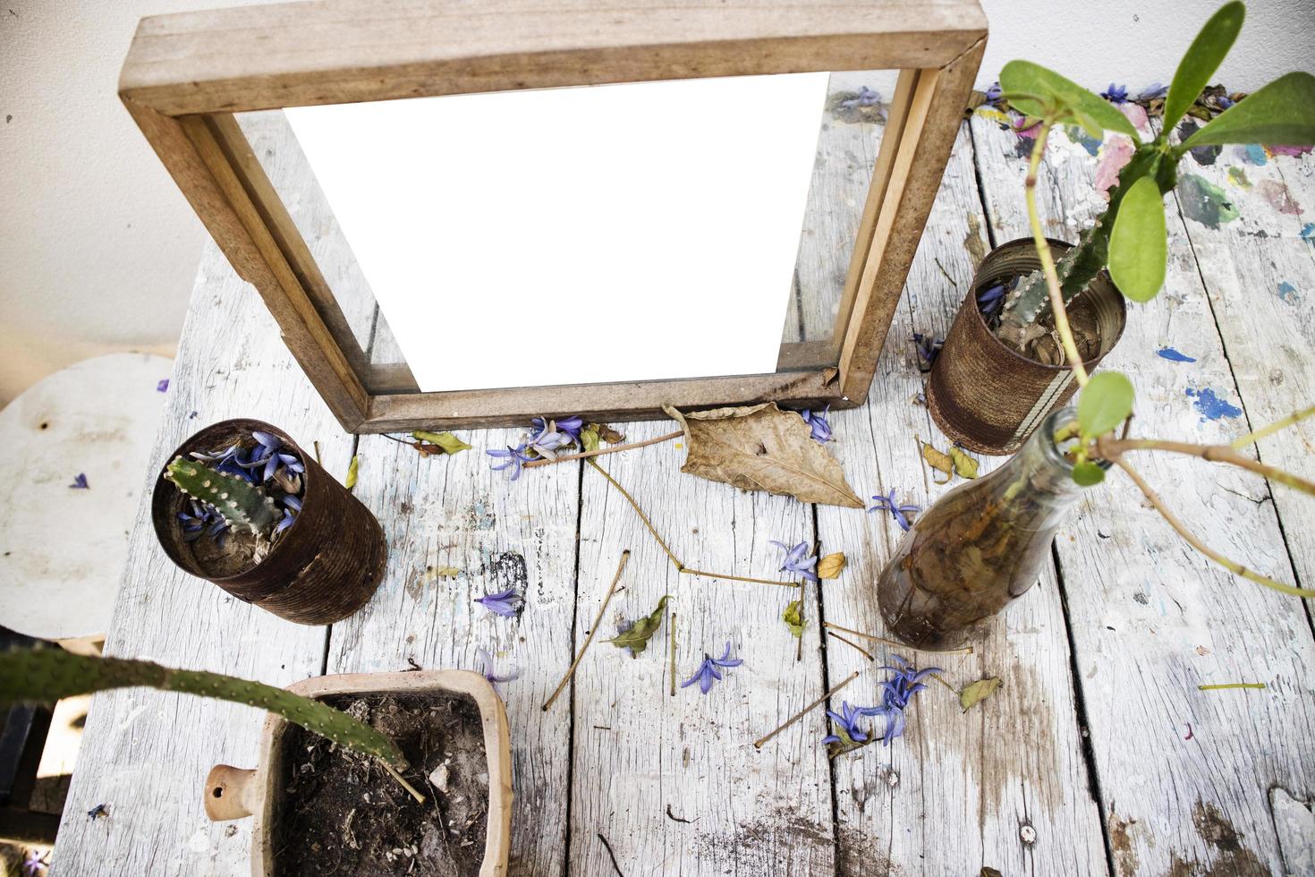 Witboek op houten frame in tafel met verse bloempot. foto